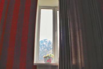 Фото номера Двухместный номер с 1 кроватью и собственной ванной комнатой Отель Hotel NOA Kazbegi г. Степанцминда 8