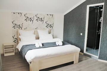 Фото номера Двухместный номер с 1 кроватью и балконом Отель Hotel NOA Kazbegi г. Степанцминда 7