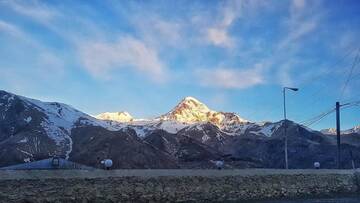 Фото номера Семейный номер Отель Hotel NOA Kazbegi г. Степанцминда 3