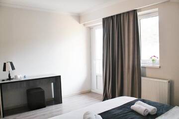 Фото номера Двухместный номер с 1 кроватью и балконом Отель Hotel NOA Kazbegi г. Степанцминда 10