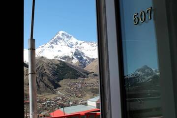 Фото номера Двухместный номер Делюкс с 1 кроватью и балконом Отель Hotel NOA Kazbegi г. Степанцминда 4