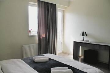 Фото номера Двухместный номер Делюкс с 1 кроватью и балконом Отель Hotel NOA Kazbegi г. Степанцминда 6