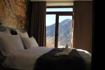 Фото номера Номер с кроватью размера «king-size» и видом на горы Отель Hotel NOA Kazbegi г. Степанцминда 6