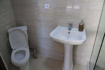 Фото номера Номер с кроватью размера «king-size» и видом на горы Отель Hotel NOA Kazbegi г. Степанцминда 3
