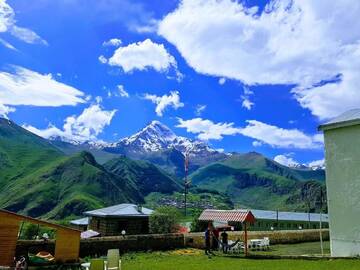 Фото номера Номер с кроватью размера «king-size» и видом на горы Отель Hotel NOA Kazbegi г. Степанцминда 7