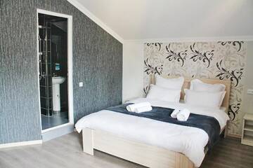 Фото номера Двухместный номер с 1 кроватью и балконом Отель Hotel NOA Kazbegi г. Степанцминда 2