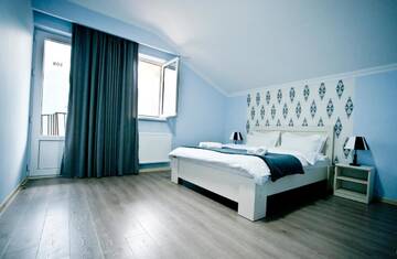 Фото номера Двухместный номер с 1 кроватью и балконом Отель Hotel NOA Kazbegi г. Степанцминда 2