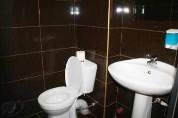 Фото номера Двухместный номер с 1 кроватью и собственной ванной комнатой Отель Hotel NOA Kazbegi г. Степанцминда 2