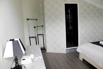 Фото номера Двухместный номер Делюкс с 1 кроватью и балконом Отель Hotel NOA Kazbegi г. Степанцминда 8