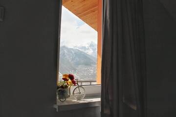 Фото номера Двухместный номер Делюкс с 1 кроватью и балконом Отель Hotel NOA Kazbegi г. Степанцминда 13