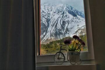 Фото номера Двухместный номер с 1 кроватью и балконом Отель Hotel NOA Kazbegi г. Степанцминда 2