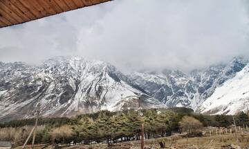 Фото номера Двухместный номер с 1 кроватью и балконом Отель Hotel NOA Kazbegi г. Степанцминда 3