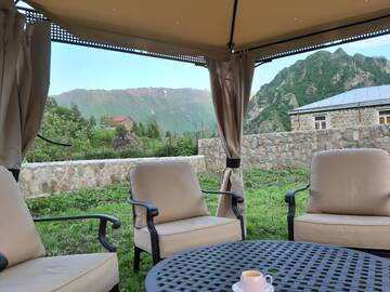 Фото Отели типа «постель и завтрак» Kazbegi Chalet г. Степанцминда 1