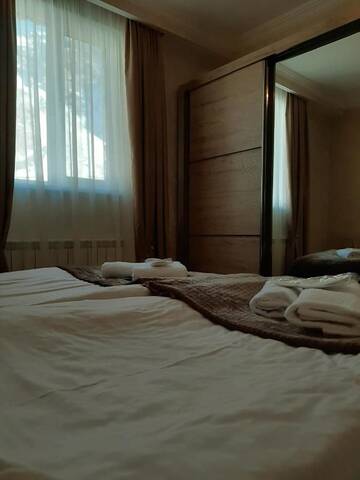 Фото номера Двухместный номер с 2 отдельными кроватями и собственной ванной комнатой Гостевой дом Kazbegi Guide г. Степанцминда 8