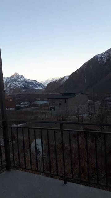 Фото номера Twin Room with Mountain View with Veranda Проживание в семье Ekaterine Guest House г. Степанцминда 51