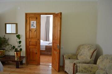 Фото номера Twin Room with Mountain View with Veranda Проживание в семье Ekaterine Guest House г. Степанцминда 9