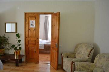 Фото номера Twin Room with Mountain View with Veranda Проживание в семье Ekaterine Guest House г. Степанцминда 29