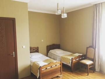 Фото номера Трехместный номер с общей ванной комнатой Гостевой дом Guest House on Tamar mepe 3 г. Степанцминда 5