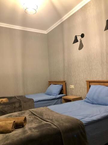 Фото номера Трехместный номер с ванной комнатой Отель ELSADA г. Степанцминда 10