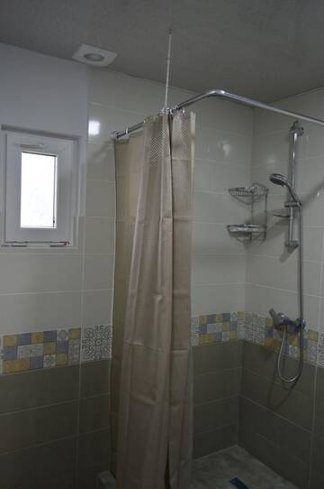 Фото номера Трехместный номер с собственной ванной комнатой Гостевой дом Garbani Gardens г. Степанцминда 2
