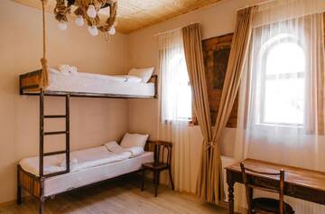 Фото номера Семейный номер с ванной комнатой Отель Home Kazbegi г. Степанцминда 5