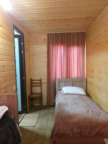 Фото номера Трехместный номер с душем Отели типа «постель и завтрак» kazbegi good sleep г. Степанцминда 4