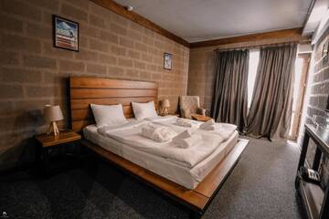 Фото номера Номер с кроватью размера «king-size» и видом на горы Отель Alpine Lounge Kazbegi г. Степанцминда 7
