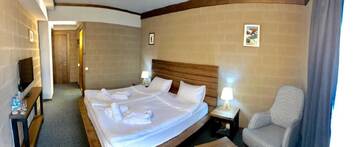 Фото номера Двухместный номер с 1 кроватью Отель Alpine Lounge Kazbegi г. Степанцминда 2