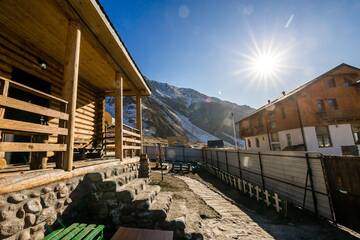 Фото номера Вилла с 2 спальнями Дома для отпуска Old Hut г. Степанцминда 21