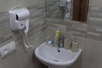 Фото номера Трехместный номер с видом на горы Гостевой дом Sunny Mountain House г. Степанцминда 9