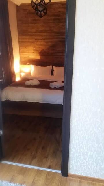 Фото номера Двухместный номер Делюкс с 1 кроватью и балконом Гостевой дом Guesthouse Elli г. Степанцминда 11