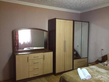Фото номера Двухместный номер с 1 кроватью и собственной ванной комнатой Гостевой дом Sunny guesthouse г. Степанцминда 4