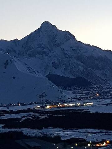 Фото номера Трехместный номер Отель Hilltop Kazbegi г. Степанцминда 5
