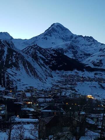 Фото номера Трехместный номер с видом на горы Отель Hilltop Kazbegi г. Степанцминда 7