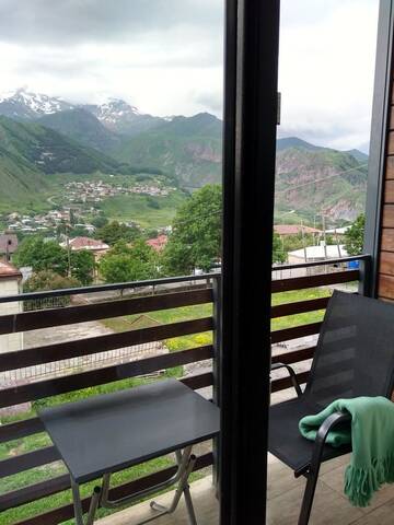 Фото номера Трехместный номер с видом на горы Отель Hilltop Kazbegi г. Степанцминда 4
