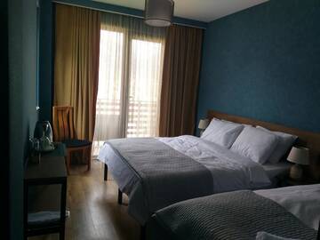Фото номера Трехместный номер с видом на горы Отель Hilltop Kazbegi г. Степанцминда 2