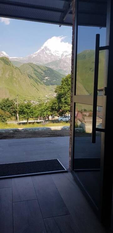 Фото номера Трехместный номер с видом на горы Отель Hilltop Kazbegi г. Степанцминда 5