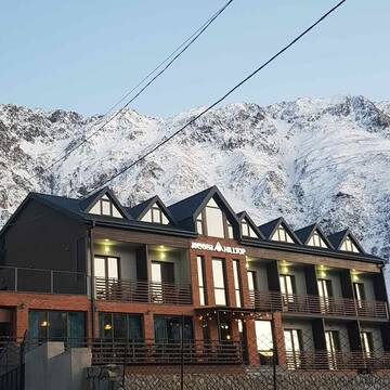 Фото Отель Hilltop Kazbegi г. Степанцминда 3