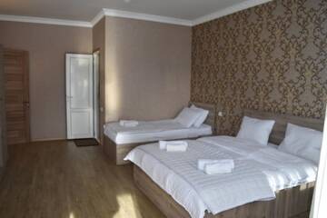Фото номера Четырехместный номер с балконом Гостевой дом Traveler Kazbegi Guesthouse г. Степанцминда 10