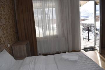 Фото номера Четырехместный номер с балконом Гостевой дом Traveler Kazbegi Guesthouse г. Степанцминда 8