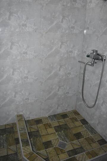 Фото номера Трехместный номер с ванной Гостевой дом Traveler Kazbegi Guesthouse г. Степанцминда 7