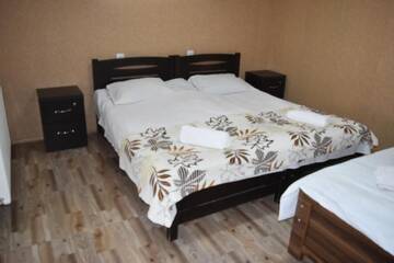 Фото номера Трехместный номер с ванной Гостевой дом Traveler Kazbegi Guesthouse г. Степанцминда 4