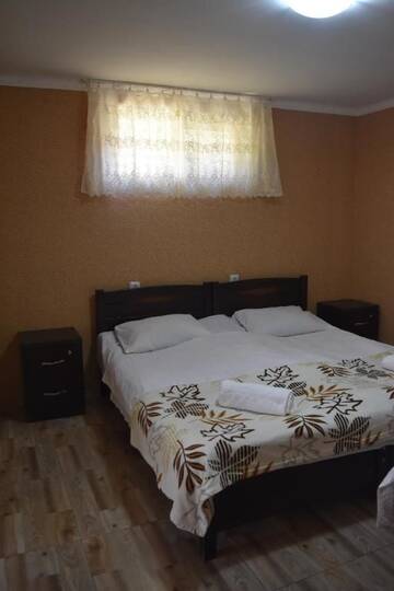 Фото номера Трехместный номер с ванной Гостевой дом Traveler Kazbegi Guesthouse г. Степанцминда 2