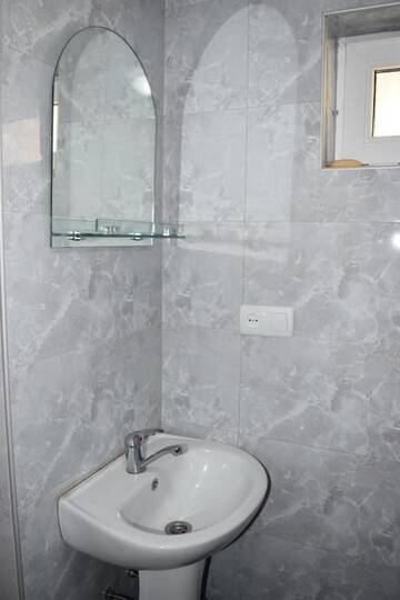 Фото номера Трехместный номер с ванной Гостевой дом Traveler Kazbegi Guesthouse г. Степанцминда 8