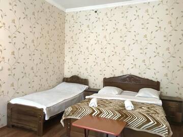 Фото номера Cемейный номер с собственной ванной комнатой Гостевой дом Traveler Kazbegi Guesthouse г. Степанцминда 2