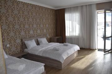 Фото Гостевой дом Traveler Kazbegi Guesthouse г. Степанцминда 1