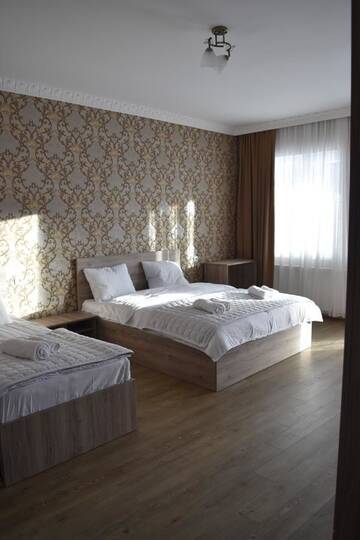 Фото номера Четырехместный номер с балконом Гостевой дом Traveler Kazbegi Guesthouse г. Степанцминда 3