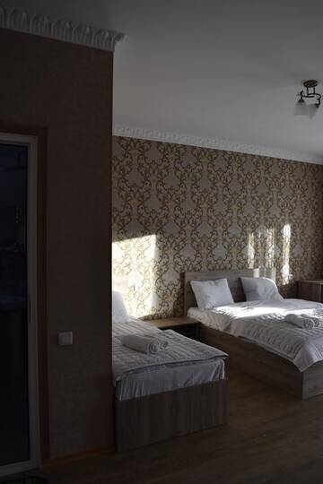 Фото номера Четырехместный номер с балконом Гостевой дом Traveler Kazbegi Guesthouse г. Степанцминда 4
