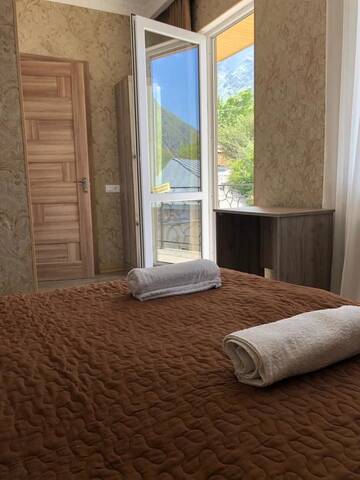 Фото Гостевой дом Traveler Kazbegi Guesthouse г. Степанцминда 2