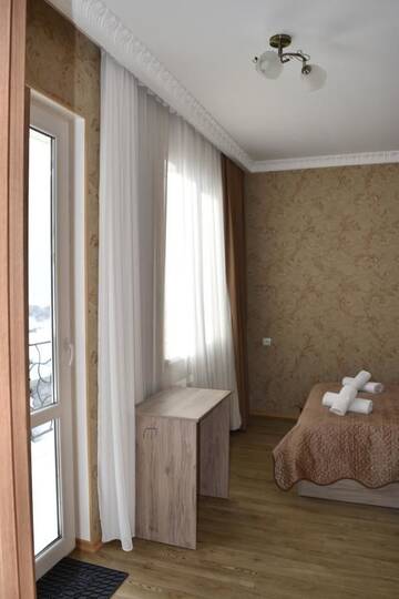 Фото номера Двухместный номер с 1 кроватью и балконом Гостевой дом Traveler Kazbegi Guesthouse г. Степанцминда 3